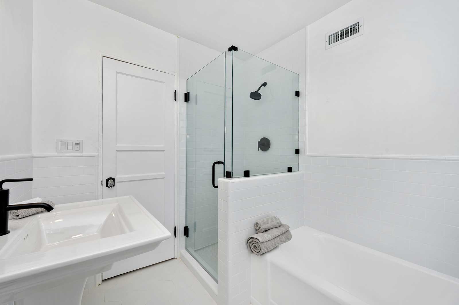 The Hayworth: Carey Grant Suite-Bathroom