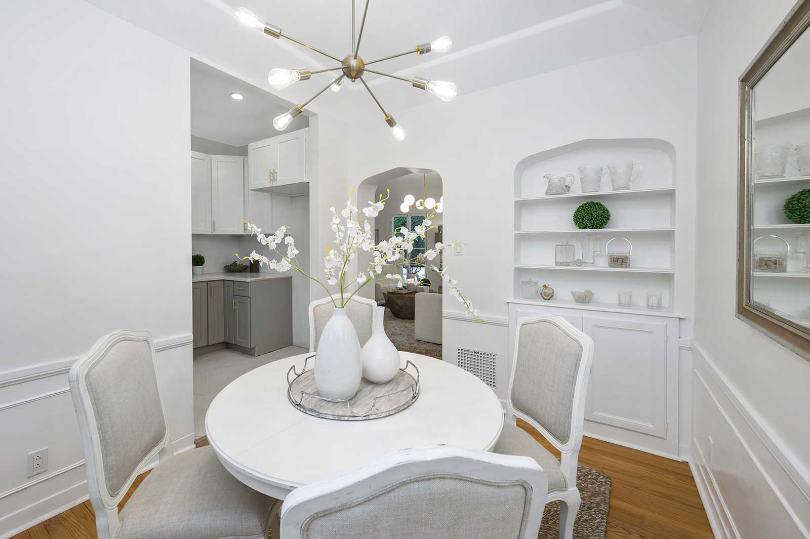 The Hayworth: Elizabeth Taylor Suite-Dining Room